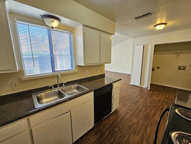 Building Photo - 3125 Tudor Ln