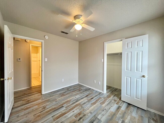 Building Photo - 3 Bedroom Duplex Located In Shadow Hills!