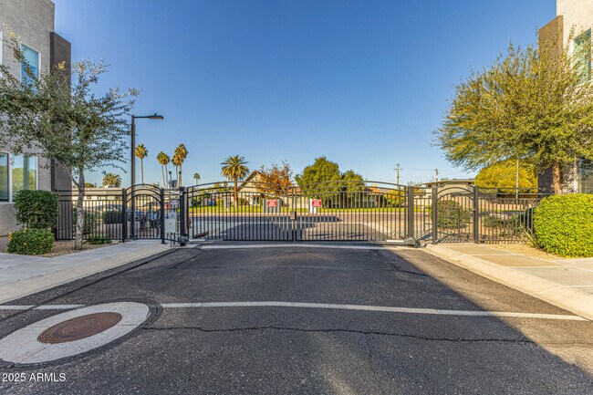 Building Photo - 2315 E Pinchot Ave