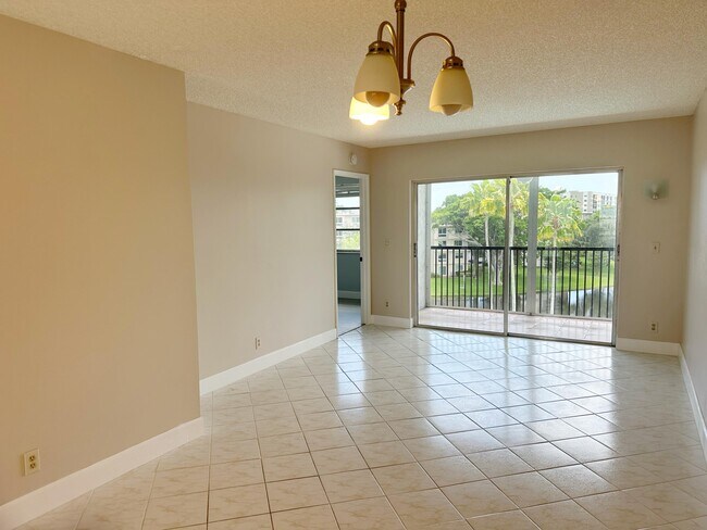 Building Photo - 2220 N Cypress Bend Dr