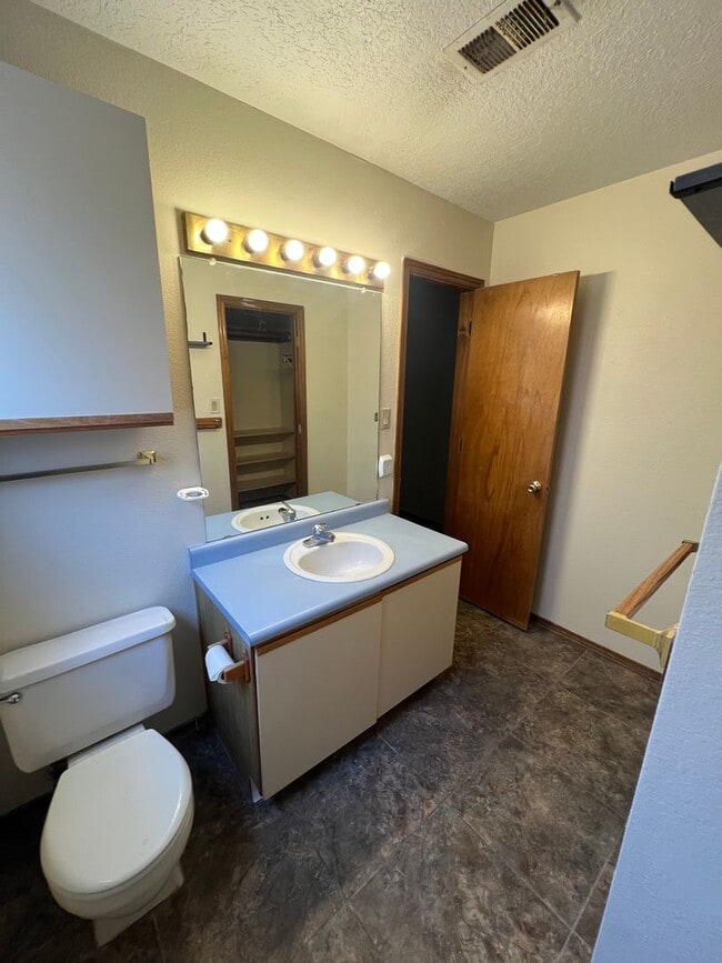 Building Photo - Taylor Ranch 3 Bedrooms 2 Bath 2/CG 1164/sf