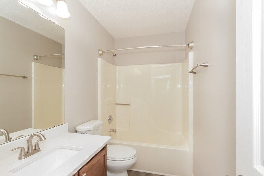 Building Photo - 5013 Farmview Dr