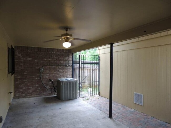 Building Photo - 8870 Kempwood Dr