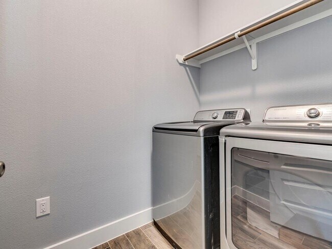 Building Photo - 103 E Walter Ave