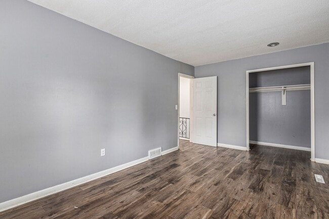 Building Photo - Spacious Belton Duplex with Full Basement—Great Location!