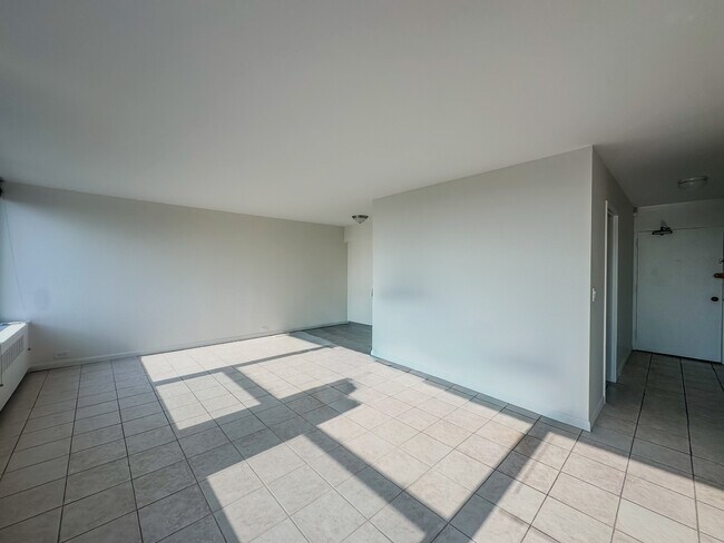 Building Photo - 1255 N Sandburg Terrace