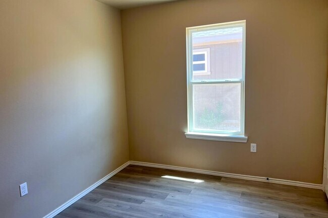 Building Photo - 1507 E 14th St