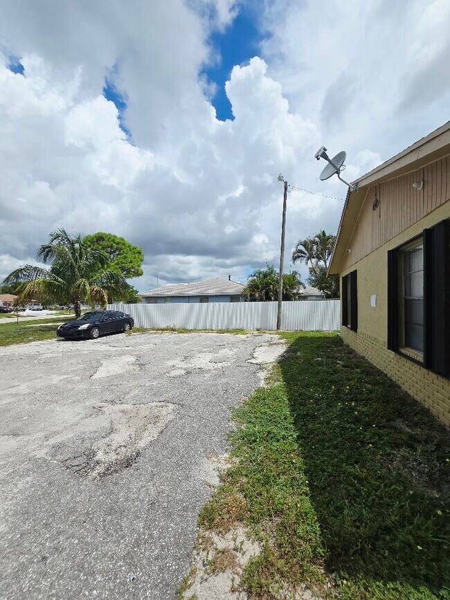 Building Photo - 1710 E Breezy Ln