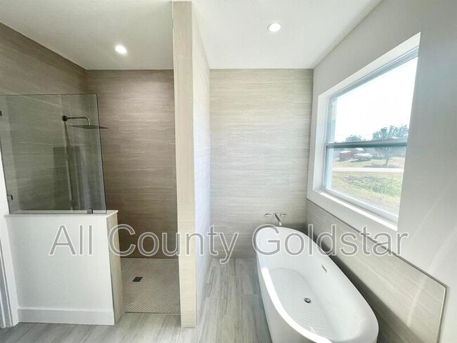 Building Photo - 4661 Fairlane Dr