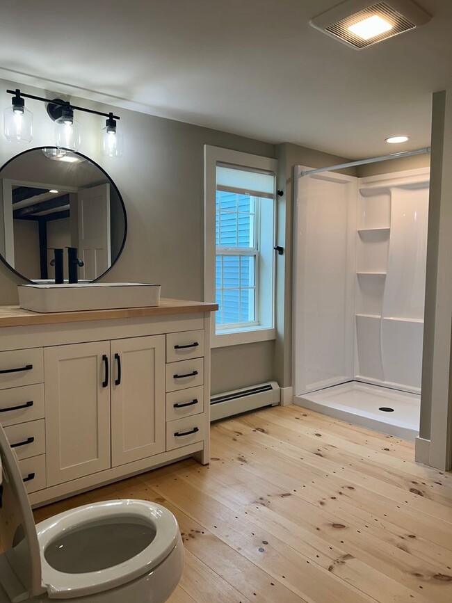 Building Photo - Beautiful renovated 5 bedroom 2.5 bath sin...