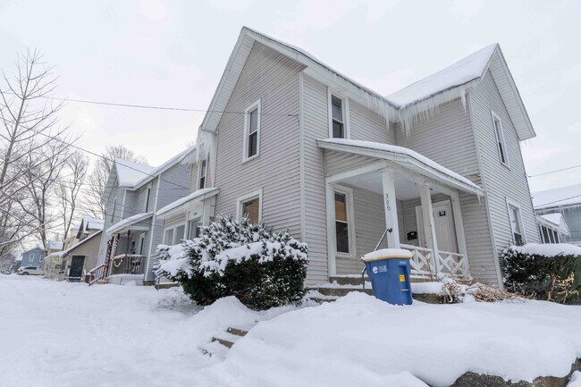 Building Photo - 300-302 Spencer