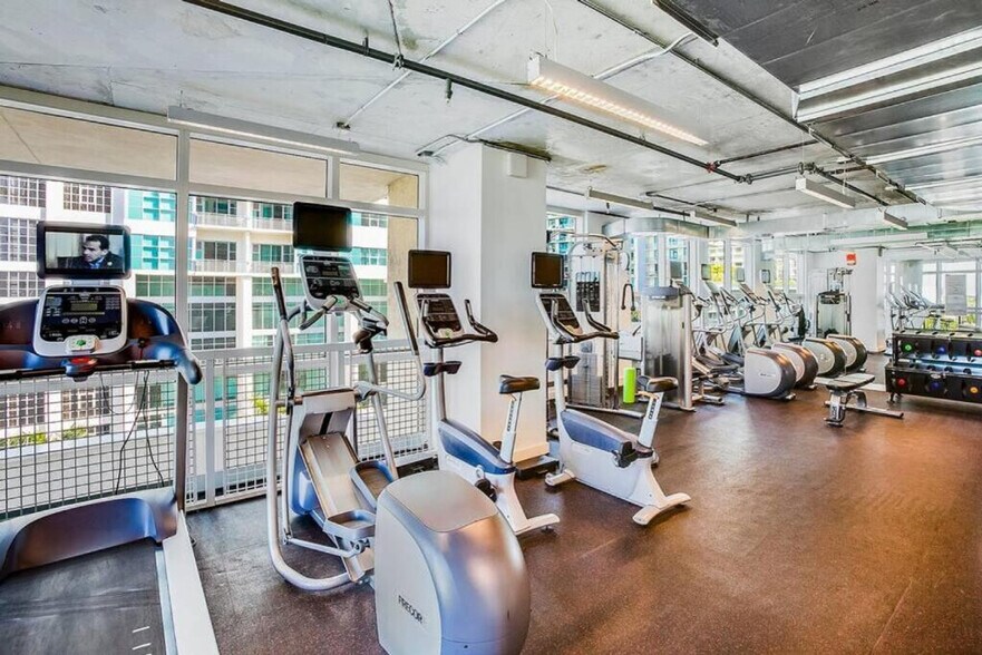 Building Photo - 139 NE 32nd St