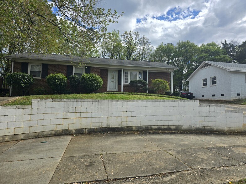 Building Photo - 221 Short Hills Dr