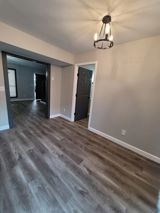 Building Photo - Remodeled 2 bathroom Townhouse on Sunset in Osage Beach!