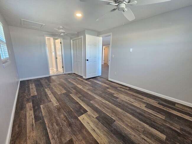 Building Photo - Annual Unfurnished 3 Bedroom 2 Bathroom Si...