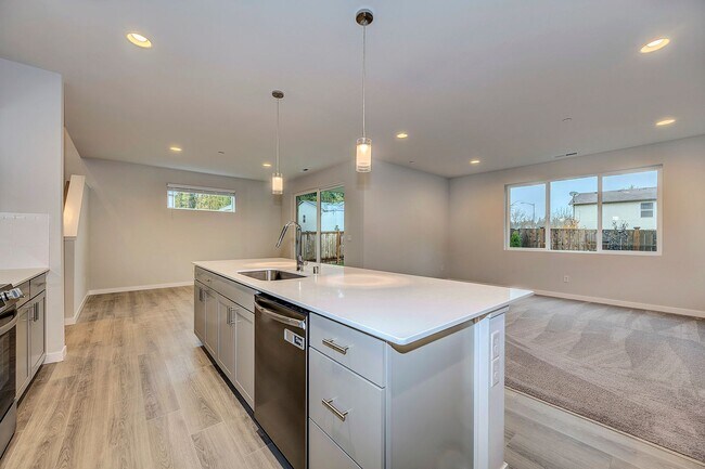 Building Photo - 5 bed 2 bath In Marysville