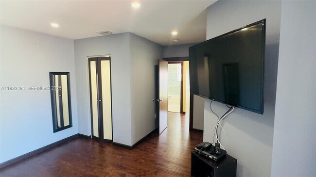 Building Photo - 1094 Redwood St