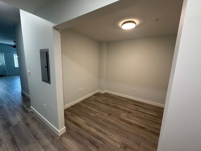 Building Photo - Newly Renovated 1-Bedroom/1-Bathroom/Den A...