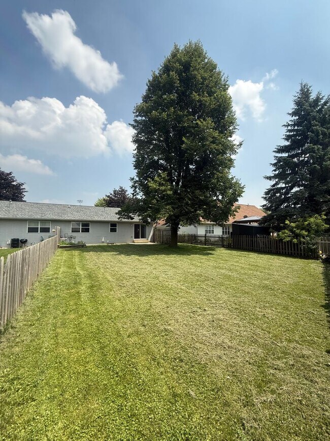 Building Photo - 600-602 Mollies Way