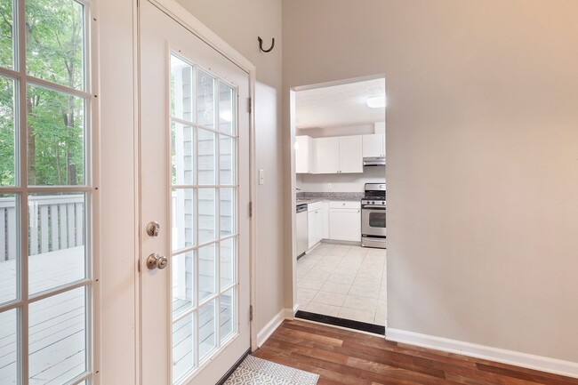 Building Photo - Spacious 3/2.5 Split Level w/ Large Bonus Room and Private Backyard!