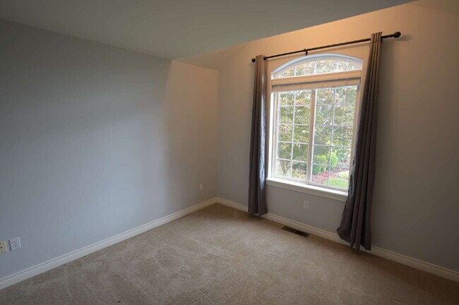 Building Photo - 3 bed 2 bath home near Carrie Blake Park, ...