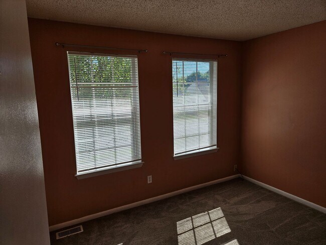 Building Photo - Oak Springs