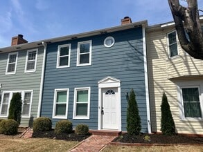Building Photo - Well appointed 2 bed, 2.5 bath Townhouse Partial Utilities Included!