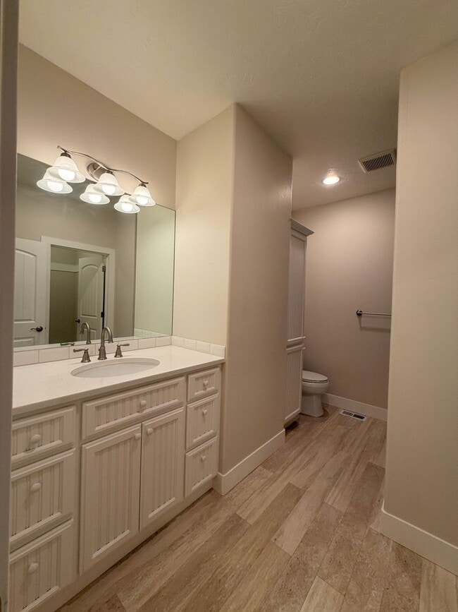 Building Photo - Dual Primary Suite's. 2 Bedroom / 2.5 Bathroom Single Level Home in NE Bend - PENDING APPLICATION