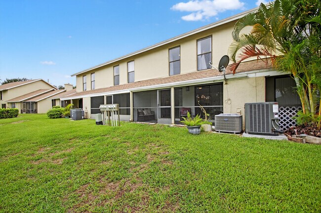 Building Photo - 2703 Maplewood Dr
