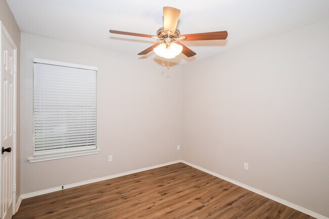Building Photo - 2607 Mountainview Dr