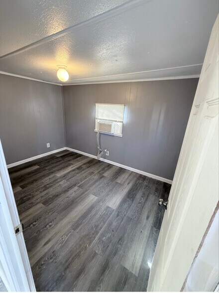 Building Photo - 215 Weeks Rd