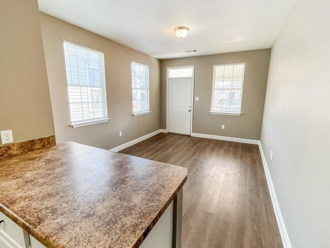 Building Photo - 1916 Eagle St