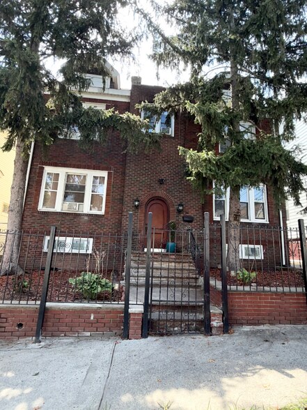Building Photo - 92-94-94 Schofield St