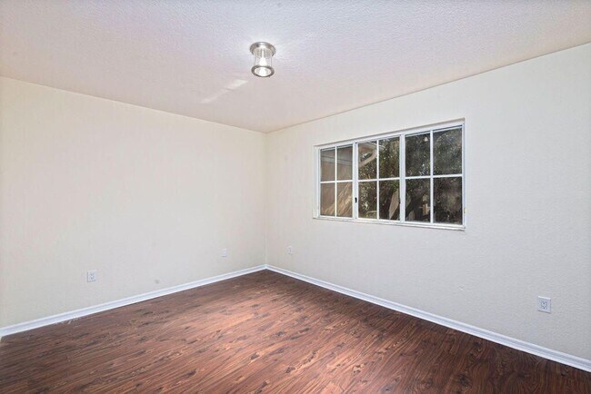 Building Photo - 2400 Centergate Dr