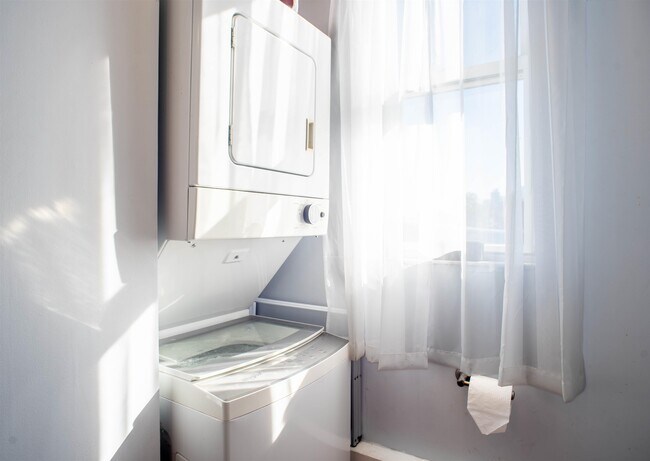 Building Photo - 1614 Summit Ave