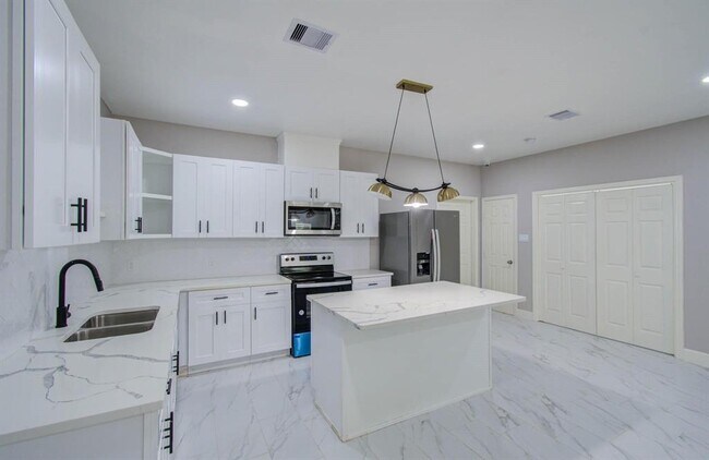 Building Photo - 12274 Wild Pine Dr