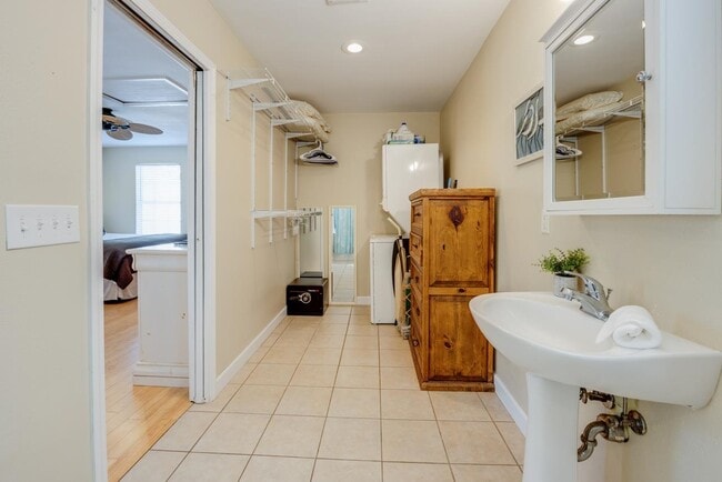 Building Photo - 3789 Overlook Dr