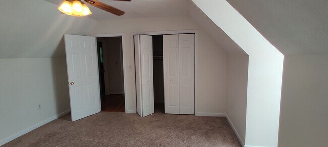 Building Photo - 3 bedroom home with fenced rear yard