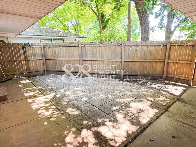 Building Photo - **AVAILABLE NOW!** 3 BED/2 BATH DUPLEX - CLOSE TO CAMPUS!