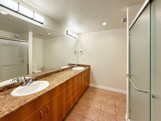 Building Photo - Modern 2BR/2.5BA with a Bonus Room Condo i...