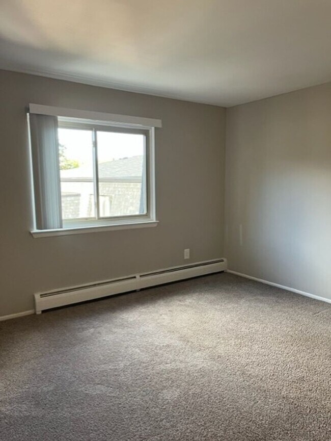 Building Photo - Charming 1 bedroom/1 bathroom apartment ne...