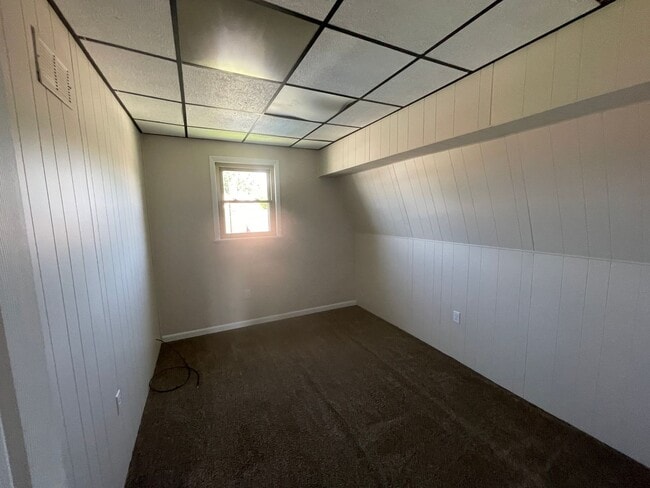 Building Photo - AVAILABLE NOW!! 3 BED 1 BATH SINGLE FAMILY...