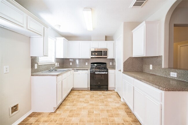 Building Photo - 930 Lancaster Lake Dr