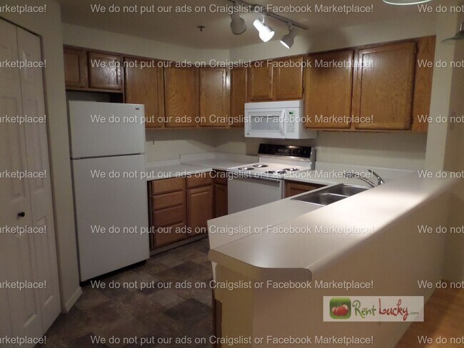 Building Photo - Super Cute and Private 2-Bedroom Condo w/2 Parking Spaces in Lake Forest Park!!