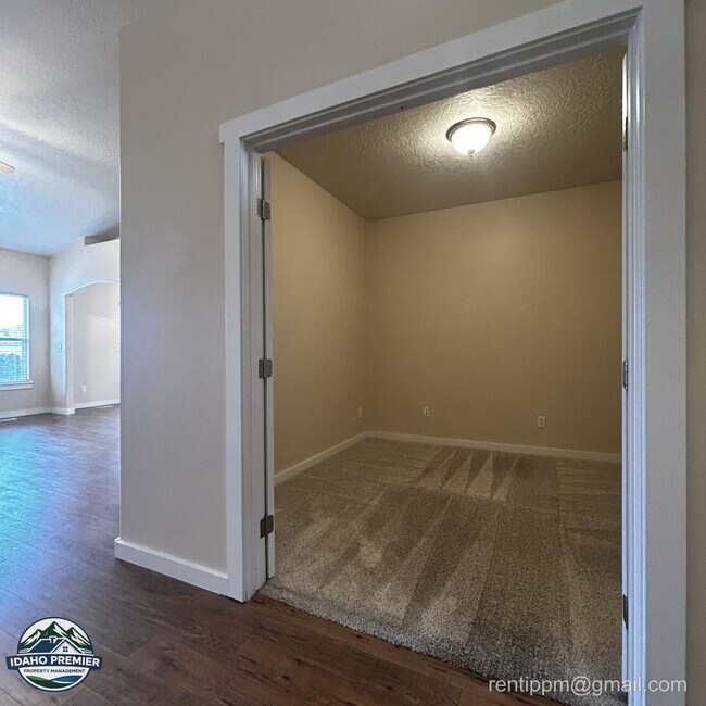 Building Photo - 2546 W Cerulean Dr