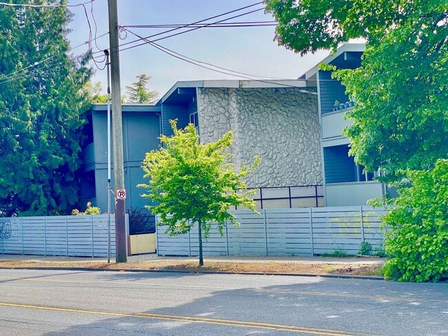 Primary Photo - 6511 Apartments