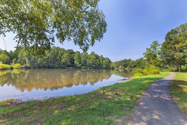 Building Photo - 1050 Somer Chase Ct