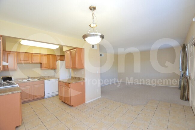 Building Photo - 303 N Miller Rd