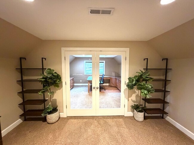Building Photo - Absolutely Stunning, 6-Bed 3.5 Bath Execut...
