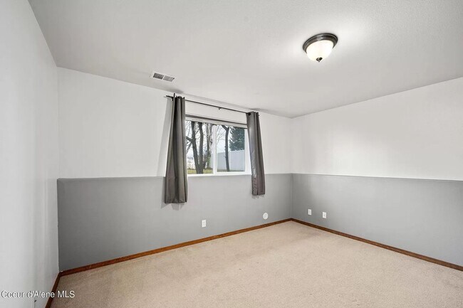 Building Photo - Large Home in Strawberry Fields